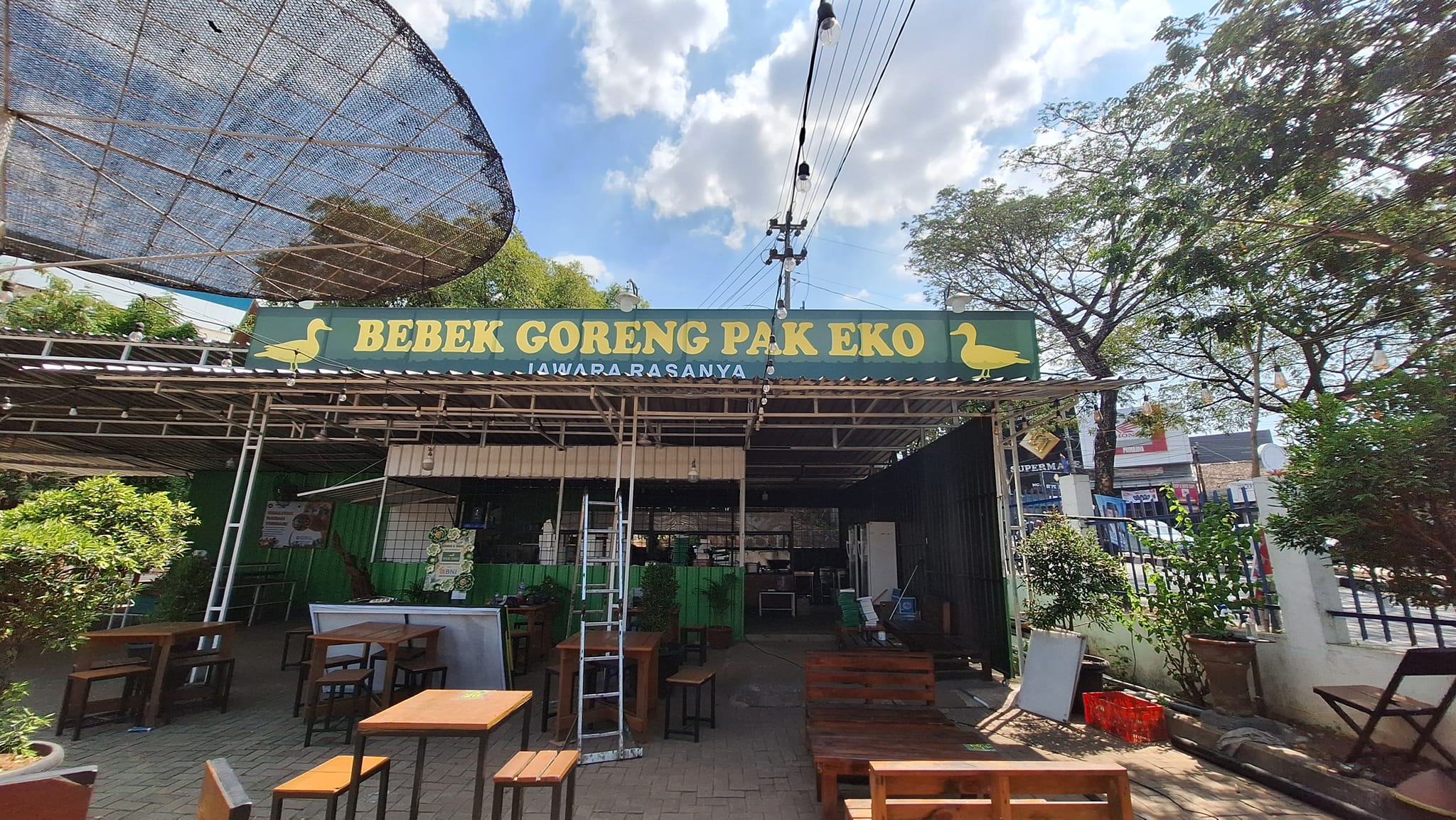 depan warung bebek goreng pak eko di siang hari