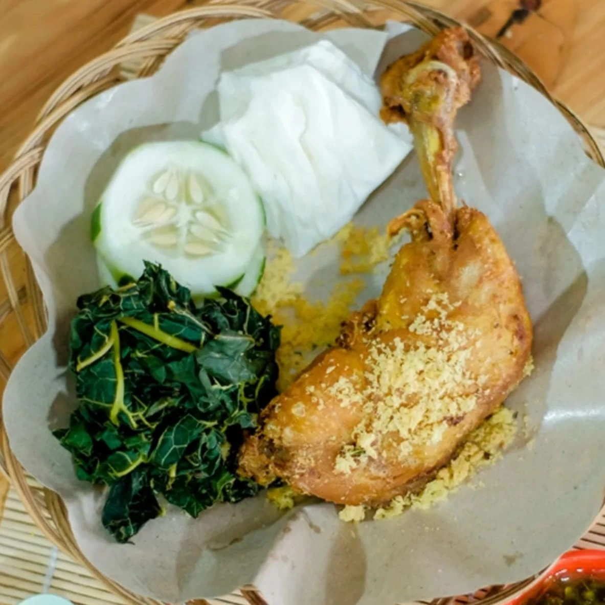 Ayam negri jumbo dengan lalapan